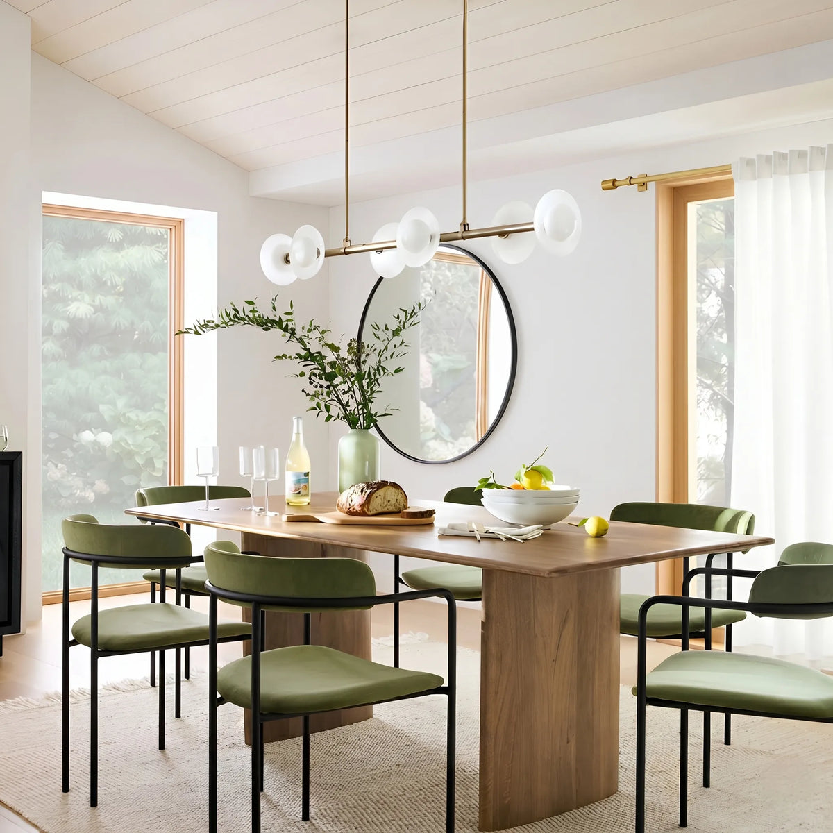 Comedor moderno con mesa de madera tornillo y sillas de metal negro tapizadas en verde, juego Truman de Formas Home