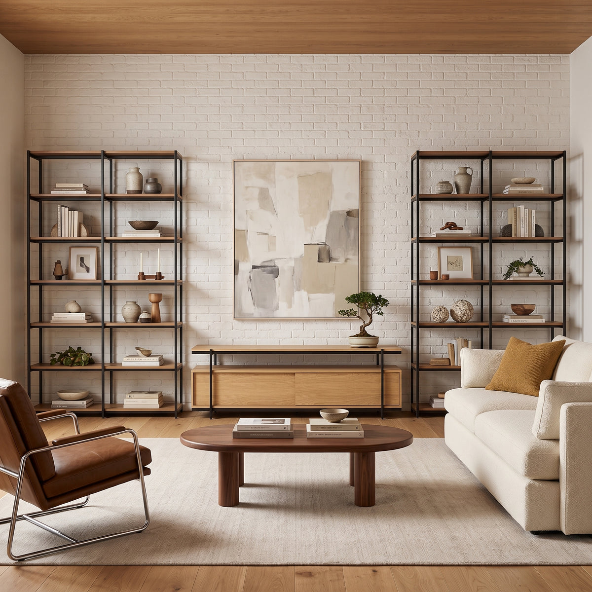 Sala con estanterías metálicas, aparador y butaca — muebles de almacenamiento Formas Home