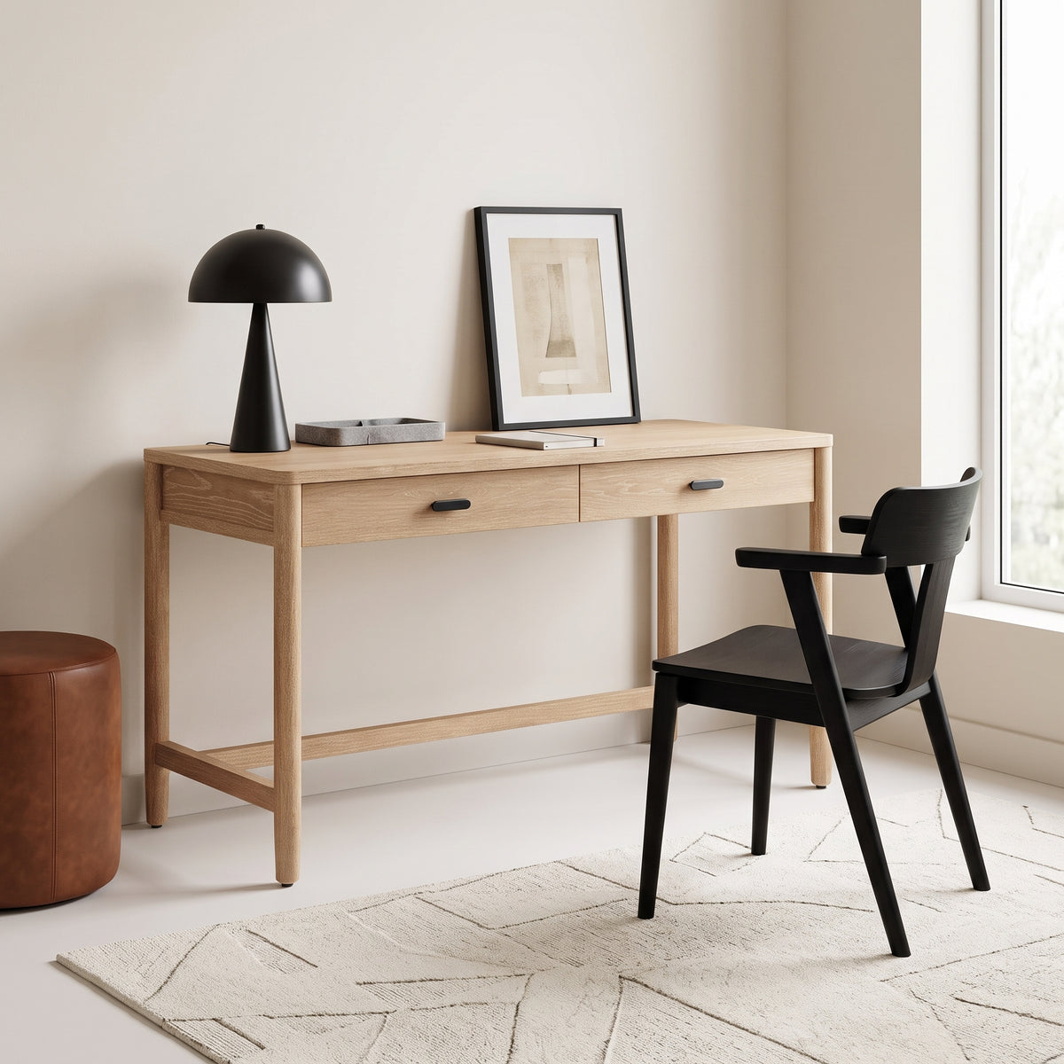 Escritorio de madera con silla negra y lámpara — home office Formas Home