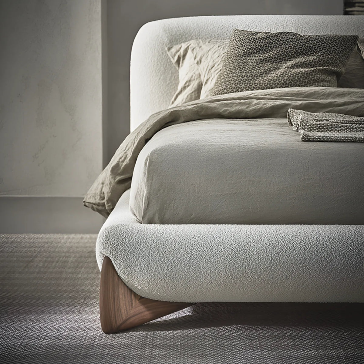 Detalle del tapizado bouclé de la cama Delia — Formas Home