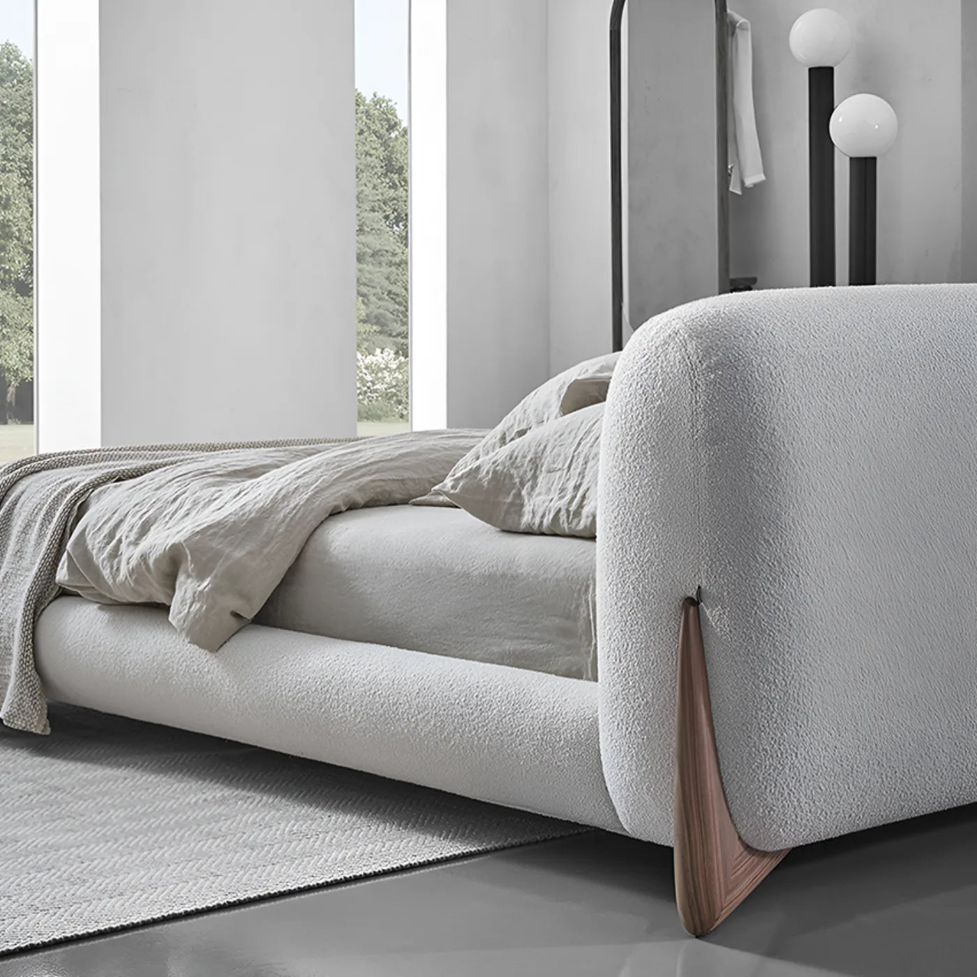 Detalle de la pata de madera de la cama Delia — Formas Home