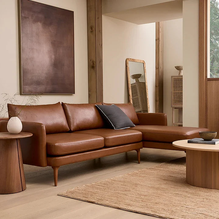 Seccional cuero ambiente sala — Colección Eli de Formas Home, cuero caramelo